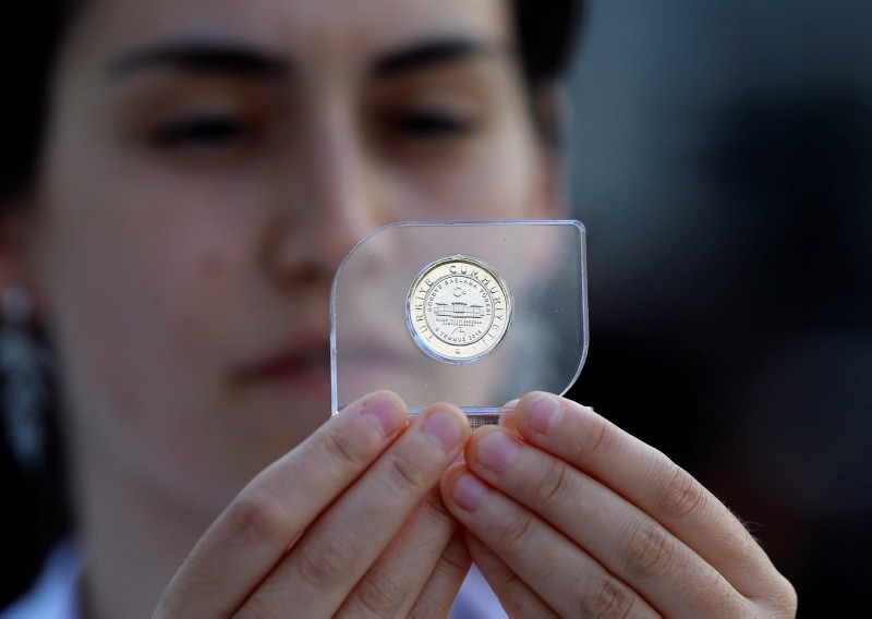 A 1 lira commemorative coin minted for Erdoğan's swearing-in ceremony.