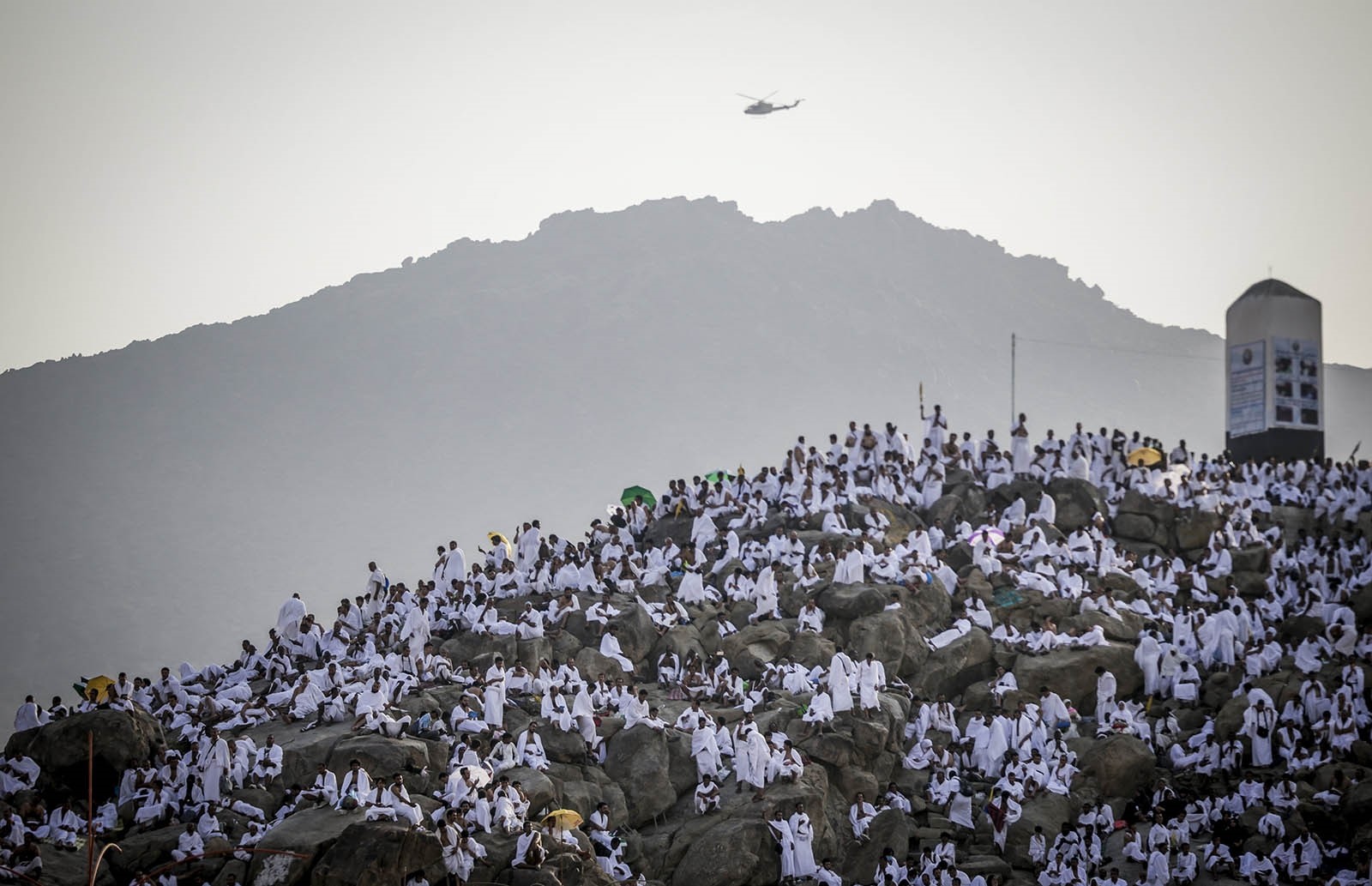 Muslim worshippers gather during the Hajj pilgrimage on the Mount Arafat, near Mecca, Saudi Arabia, 31 August 2017 (EPA Photo)