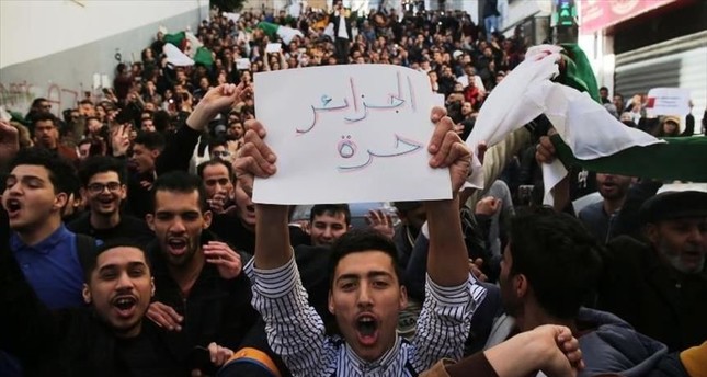الجزائر: تقديم عطلة الجامعات واتهامات بـكسر حراك الشعب