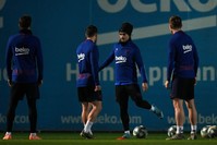 Barcelona forward Antoine Griezmann (C) attends a training session, Barcelona, Dec. 17, 2019. (AFP Photo) 