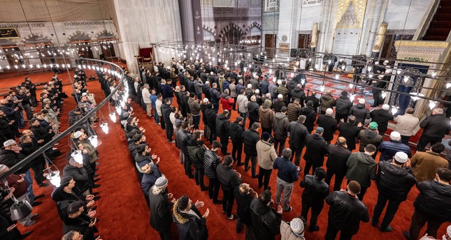مساجد مدينة إسطنبول تحيي ليلة الرغائب التي توافق أول ليلة جمعة من شهر رجب وفق التقويم الهجري صورة: الأناضول