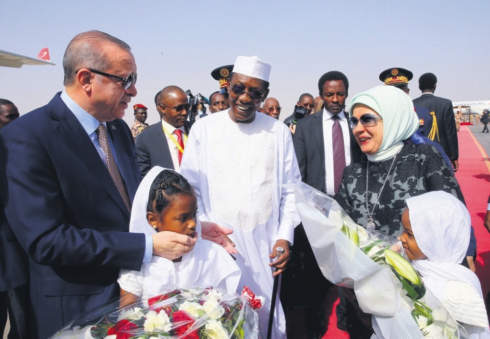 President Erdou011fan and first lady Emine Erdou011fan are welcomed at the airport by Chadian President Idriss Deby, N'Djamena, Chad, Dec.25.