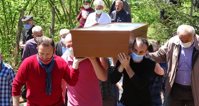 جثمان المتوفاة محمول قبل دفنها في طرابزون بناءً على طلبها IHA