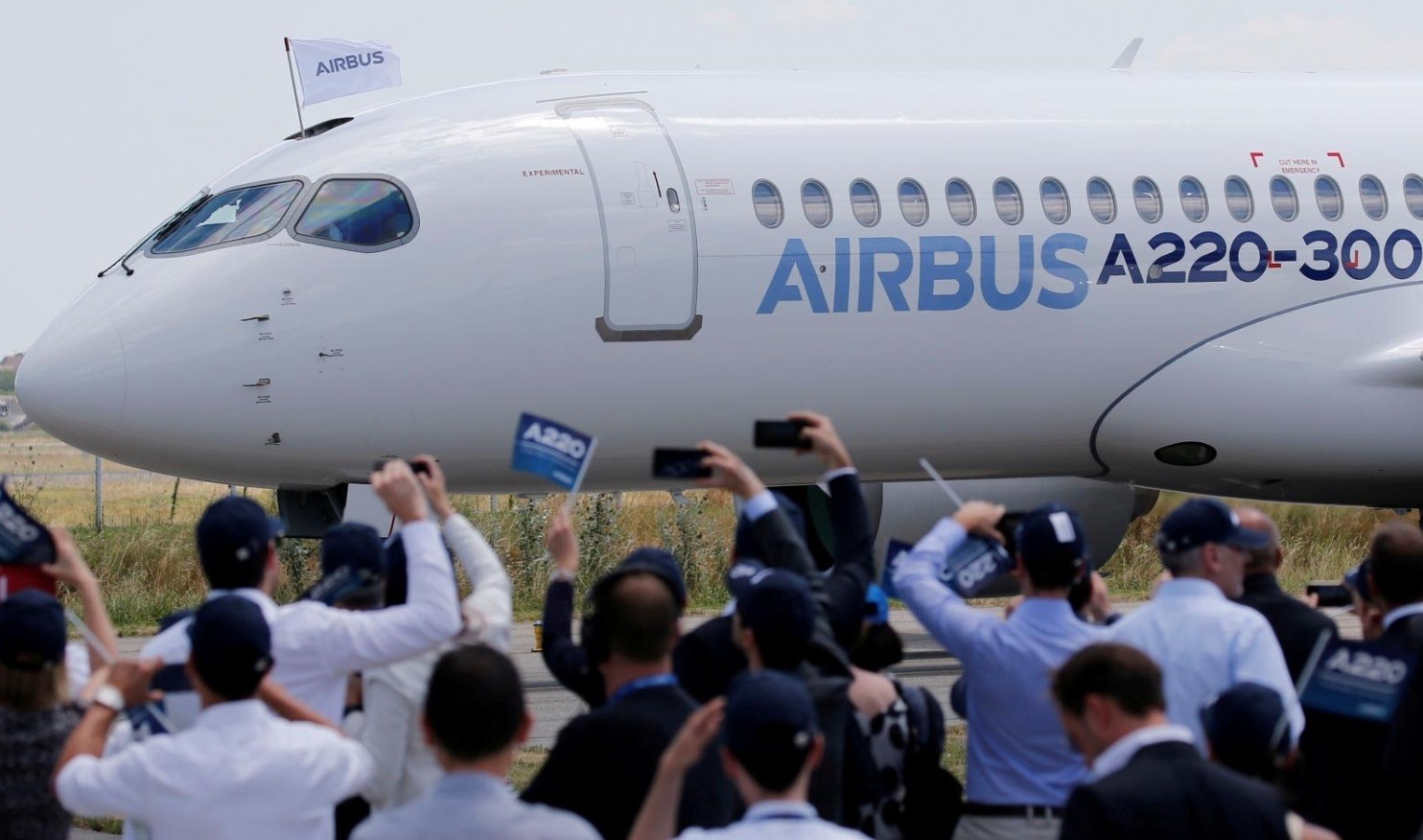 Airbus members celebrate the landing of an Airbus A220-300 aircraft during its presentation in Colomiers near Toulouse, France, July 10, 2018. (Reuters Photo)