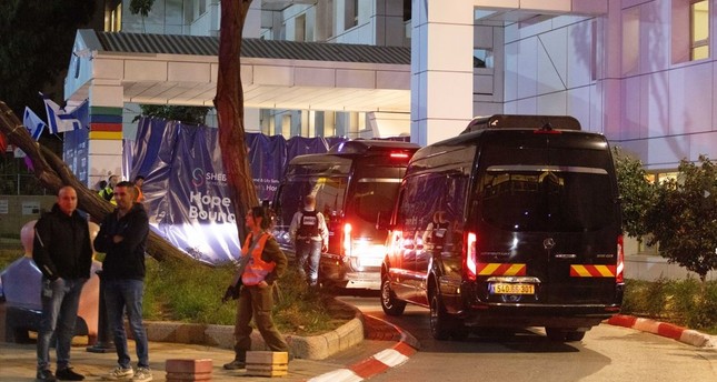 نقل الأسرى الإسرائيليين الذين أفرجت عنهم حركة حماس ضمن اتفاق تبادل الأسرى إلى مستشفى شيبا في مدينة رمات غان صورة: الأناضول