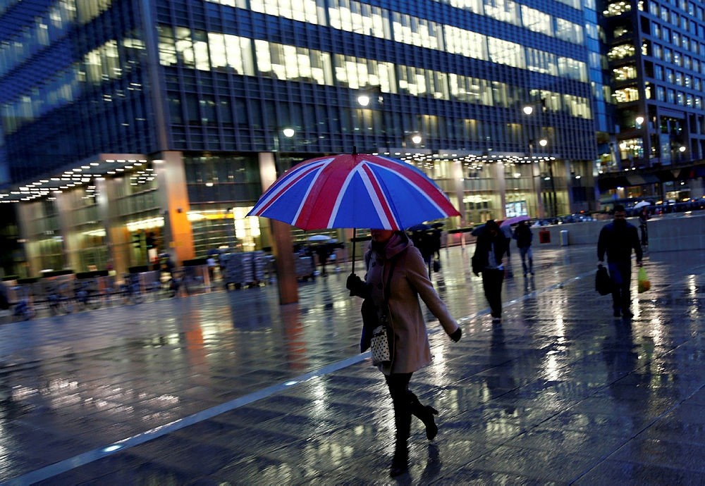 Workers are seen in the Canary Wharf financial district in London, Britain, November 11, 2013. (REUTERS Photo)
