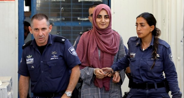 المواطنة التركية إبرو أوزكان في طريقها للمحكمة أمس رويترز
