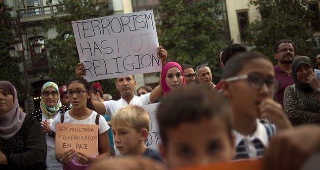 Muslims attend a demonstration in Granada on August 23, 2017 in protest against a surge in anti-Islamic hate crimes following last week's deadly attacks in Barcelona and Cambrils (AFP Photo)