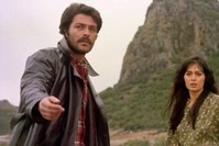 Kadir u0130nanu0131r (l) and Tu00fcrkan u015eoray (r) shared the leading roles in the film u201cThe Girl with the Red Scarf,u201d directed by Atu0131f Yu0131lmaz.
