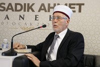 إبراهيم شريف، رئيس اللجنة الاستشارية للأقلية التركية في تراقيا الغربية، يتحدث في جلسة في أدرنة، تركيا، 7 يناير/ كانون الثاني 2023 الأناضول