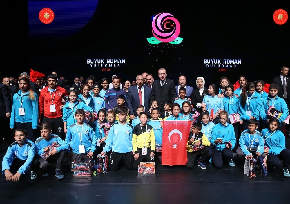 President Erdou011fan poses with a group of Roma students who attended the event at the Presidential Complex.