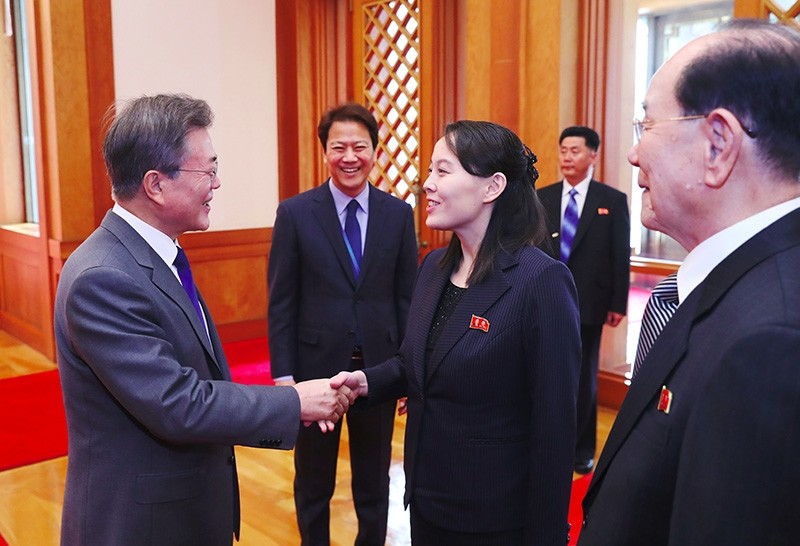 South Korea's President Moon Jae-in (L) greets North Korean leader Kim Jong Un's sister Kim Yo Jong (C) as North Korea's ceremonial head of state Kim Yong Nam (R) looks on before their meeting in Seoul on Feb. 10, 2018. (AFP Photo)