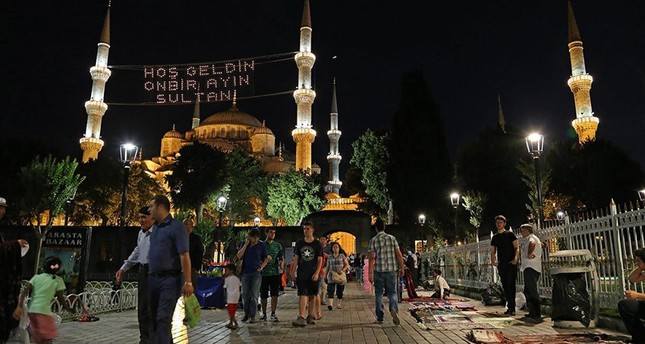 تركيا.. اللاجئون السوريون يصلون تراويح أول ليلة من رمضان
