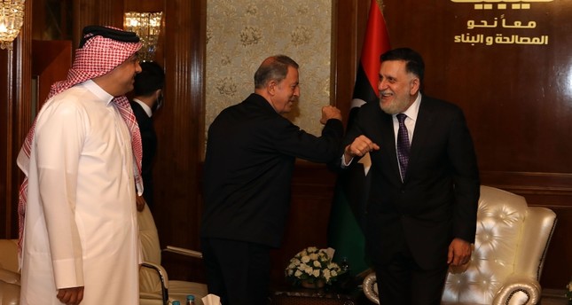 رئيس الحكومة الليبية فائز السراج مستقبلا وزيري الدفاع التركي والقطري الأناضول
