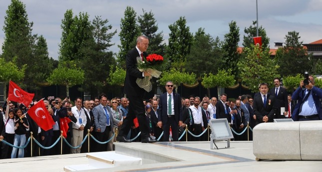 أردوغان يزور النصب التذكاري لشهداء 15 تموز بأنقرة