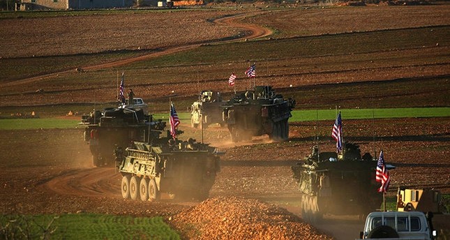 مدرعات أمريكية بالقرب من منبج السورية التي يسيطر عليها قوات ي ب ك الإرهابي  وكالة الأنباء الفرنسية