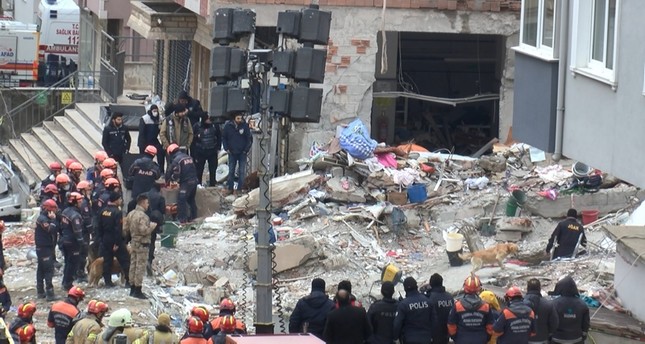 ارتفاع ضحايا انهيار مبنى في إسطنبول إلى 14 قتيلاً