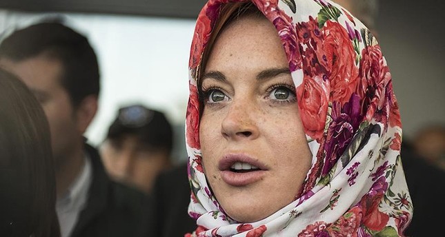 أمن المطار في لندن يطالب النجمة الأمريكية ليندسي لوهان بخلع حجابها