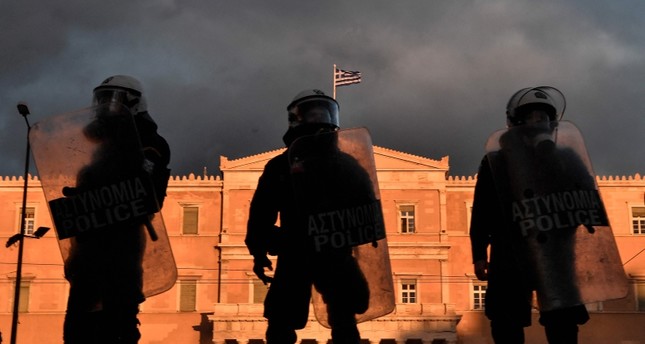 الشرطة تقف في حراسة أمام البرلمان اليوناني على هامش مظاهرة لدعم اليساري المتطرف ديميتريس كوفوديناس في أثينا في 2 مارس 2021 الفرنسية