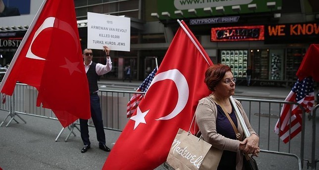 جمعيات تركية تتظاهر في نيويورك رفضا لمزاعم الأرمن حول أحداث 1915