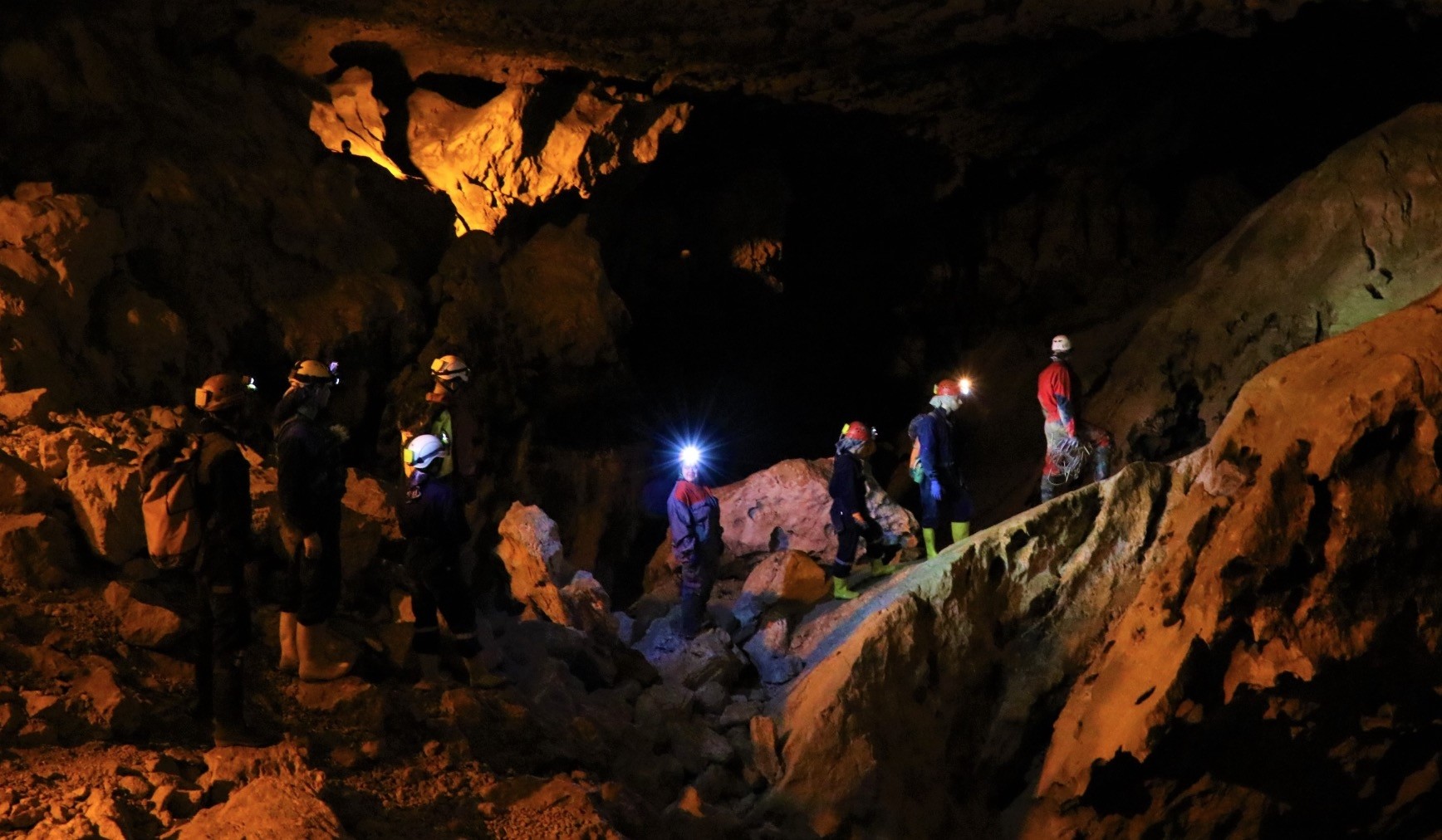 Students explore mysteries of touristic cave in Turkey | Daily Sabah