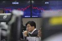 A currency trader watches monitors at the foreign exchange dealing room of the KEB Hana Bank headquarters in Seoul, South Korea, Jan. 22, 2020. (AP Photo)