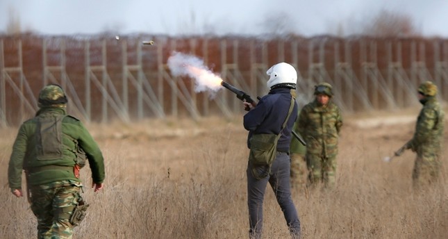 الجيش اليوناني يطلق الغاز المسيل للدموع على طالبي اللجوء AP
