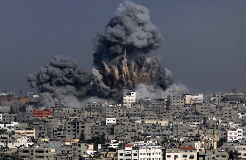 This file photo taken on July 29, 2014 shows clouds of heavy smoke billowing into the air following an Israeli military strike in Gaza City on July 29, 2014. (AFP Photo)