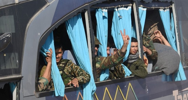 مقاتلون موالون للنظام السوري يخرجون من الفوعة وكفريا الفرنسية