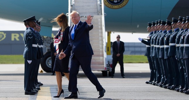 الرئيس الأمريكي دونالد ترامب وزوجته ميلانيا ترامب عند وصوله مطار ستانستيد قرب لندن أسوشيتد برس