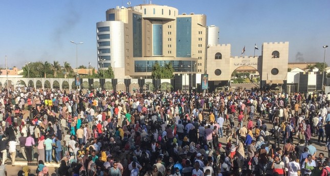 آلاف المتظاهرين يحتجون أمام مقر الجيش السوداني بالخرطوم