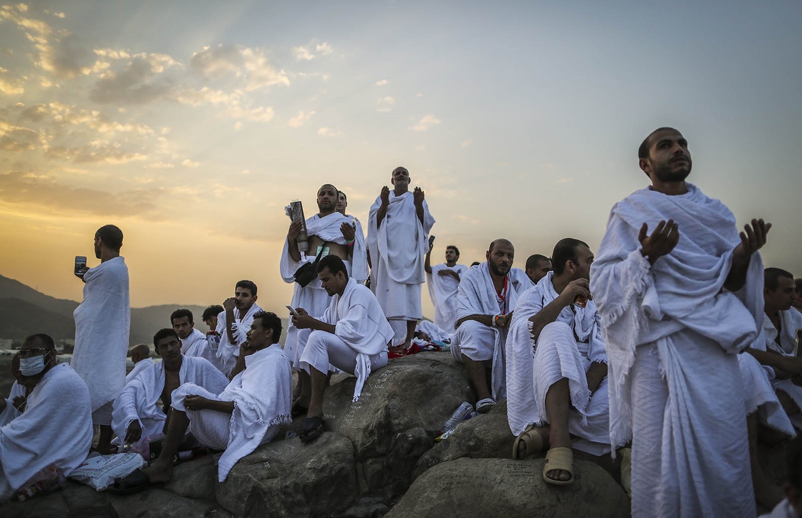 Muslim worshippers pray during the Hajj pilgrimage on the Mount Arafat, near Mecca, Saudi Arabia, 31 August 2017 (EPA Photo)