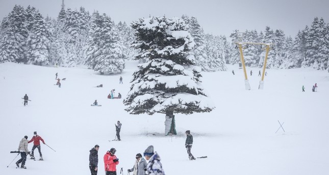 مع بدء تساقط الثلوج.. جبل أولوداغ التركي يشهد انطلاق موسم التزلج