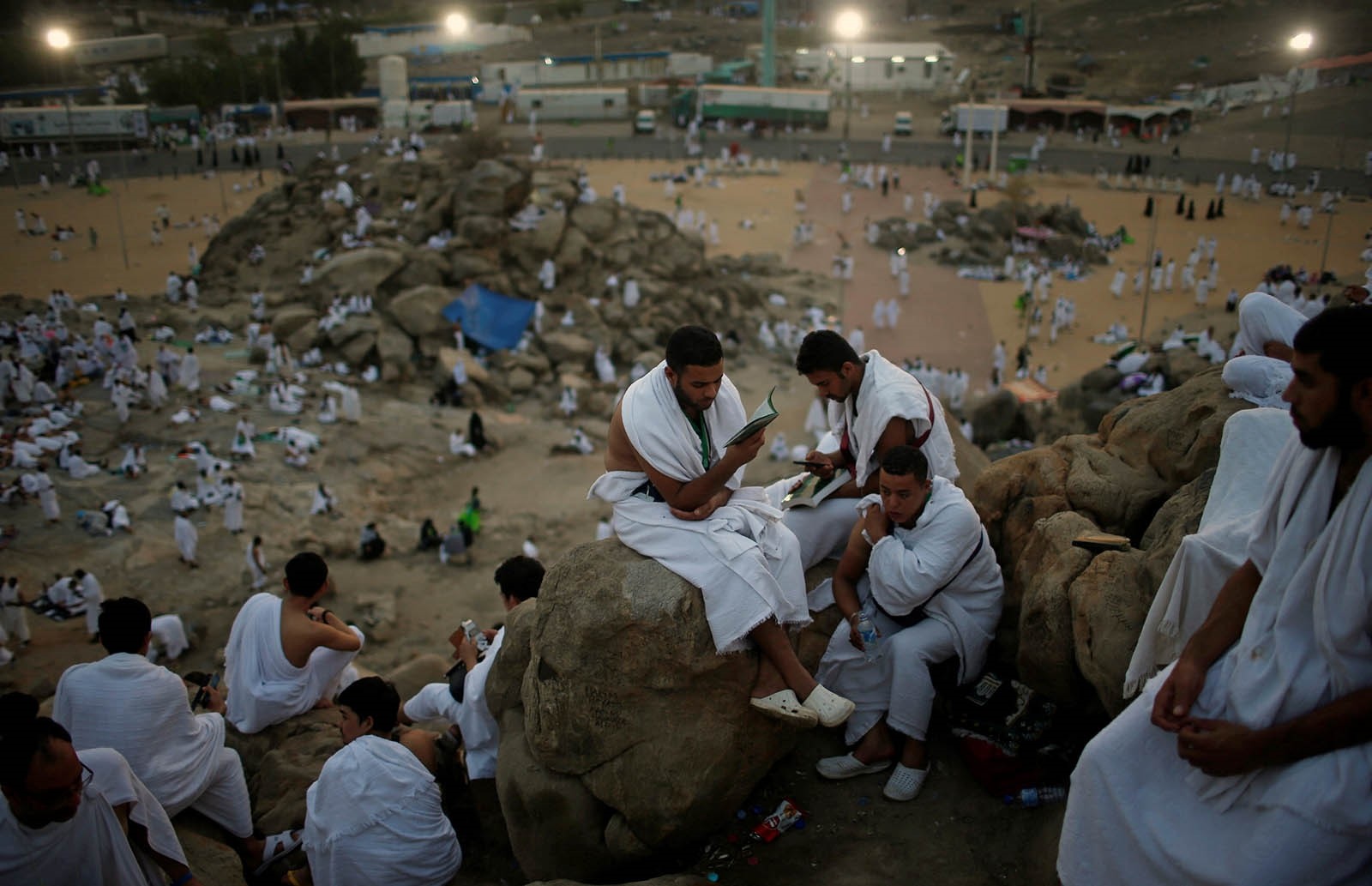 Muslim pilgrims gather on Mount Mercy on the plains of Arafat during the annual haj pilgrimage, outside the holy city of Mecca, Saudi Arabia August 31, 2017 (Reuters Photo)