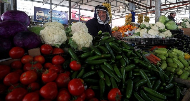 سوق الخضار في رام الله رويترز