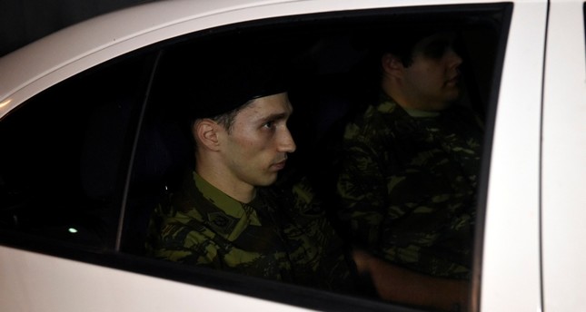 العسكريان في طريقهما إلى المطار بعد إطلاق سراحهما الأناضول
