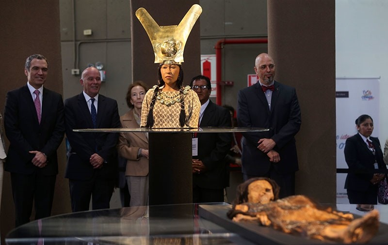 The face of the mummy of the Lady of Cao, a woman who ruled the Chicama Valley 1700 years ago, on the Peruvian north coast is revealed at a ceremony held at the Museo de la Nacion in Lima, Peru, 04 July 2017 (EPA Photo)