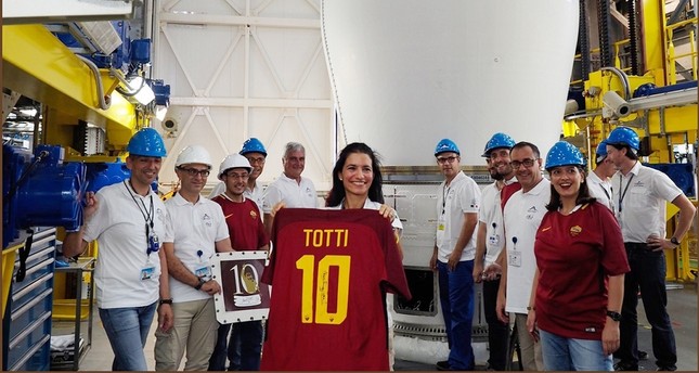 نادي روما يخلد توتي بإرسال قميصه الأخير إلى الفضاء