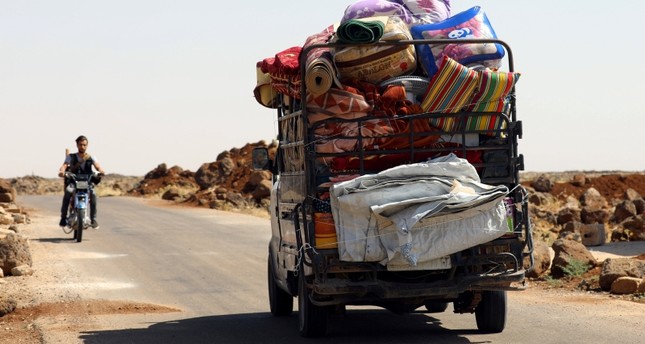 مدنيون ينزحون هرباً من قصف النظام في محافظة درعا رويترز