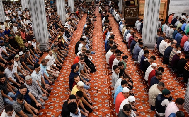 Мусульмане совершают праздничную молитву на Курбан-байрам в мечети Султанахмет в Стамбуле, 21 августа 2018 г.