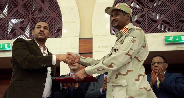 توقيع الاتفاق بين قادة الاحتجاج في السودان يوقع مع المجلس العسكري رويترز