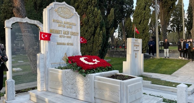 قبر شاعر الاستقلال التركي محمد عاكف أرصوي في إسطنول İHA