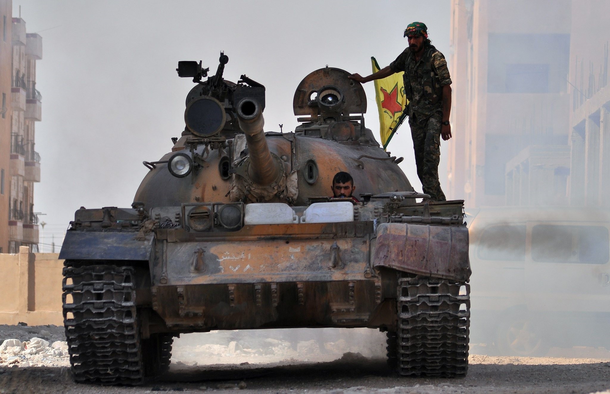 YPG militias drive a tank in the al-Zohour nieighbourhood of northeastern Syrian city of Hasakeh on August 2, 2015. (AFP PHOTO)