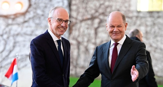 المستشار الألماني أولاف شولتز على اليمين يصافح رئيس وزراء لوكسمبورغ لوك فريدن عند وصوله لزيارة المستشارية في برلين. 8 يناير 2024 الفرنسية