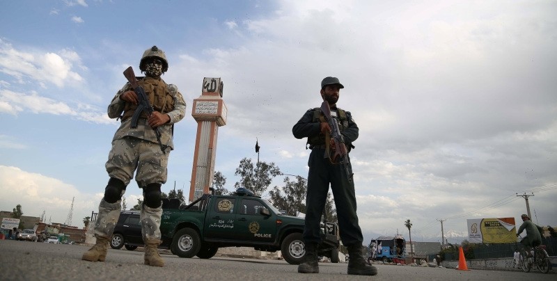 Afghan police stand guard at a checkpoint in Jalalabad, Afghanistan (EPA File Photo)