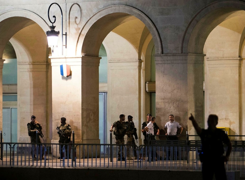 A picture taken on August 19, 2017 shows police officers and soldiers outside the train station of Nimes, following its evacuation after suspicious activities were reported. (AFP PHOTO)