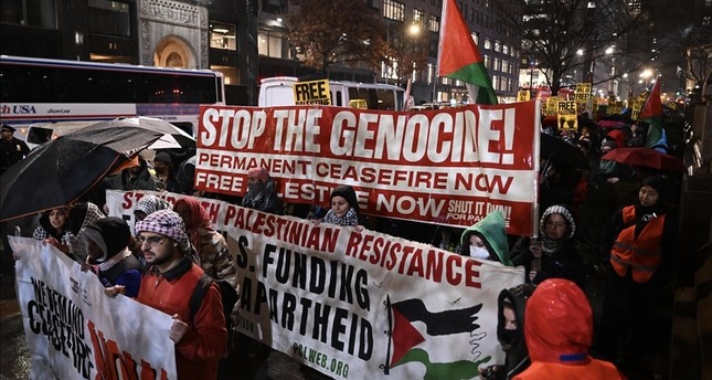 المئات يشاركون في مظاهرة بمدينة نيويورك مطالبين بوقف الحرب الإسرائيلية على قطاع غزة. صورة: الأناضول