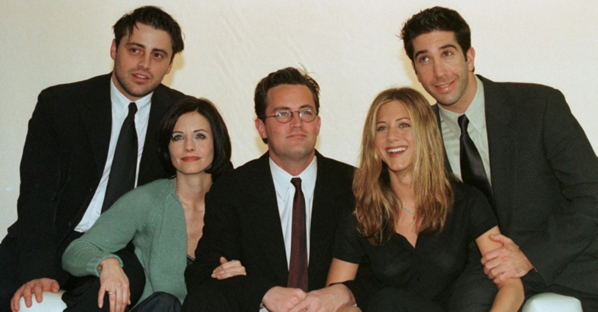 The cast of the American TV sitcom ,Friends, (L to R) Matt LeBlanc, Courteney Cox, Matthew Perry, Jennifer Aniston and David Schwimmer pose on March 25, 1998. (Reuters Photo)