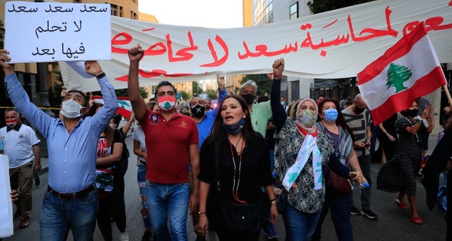 متظاهرون في بيروت يعبرن عن رفضهم تكليف سعد الحريري بتشكيل الحكومة أسوشيتد برس