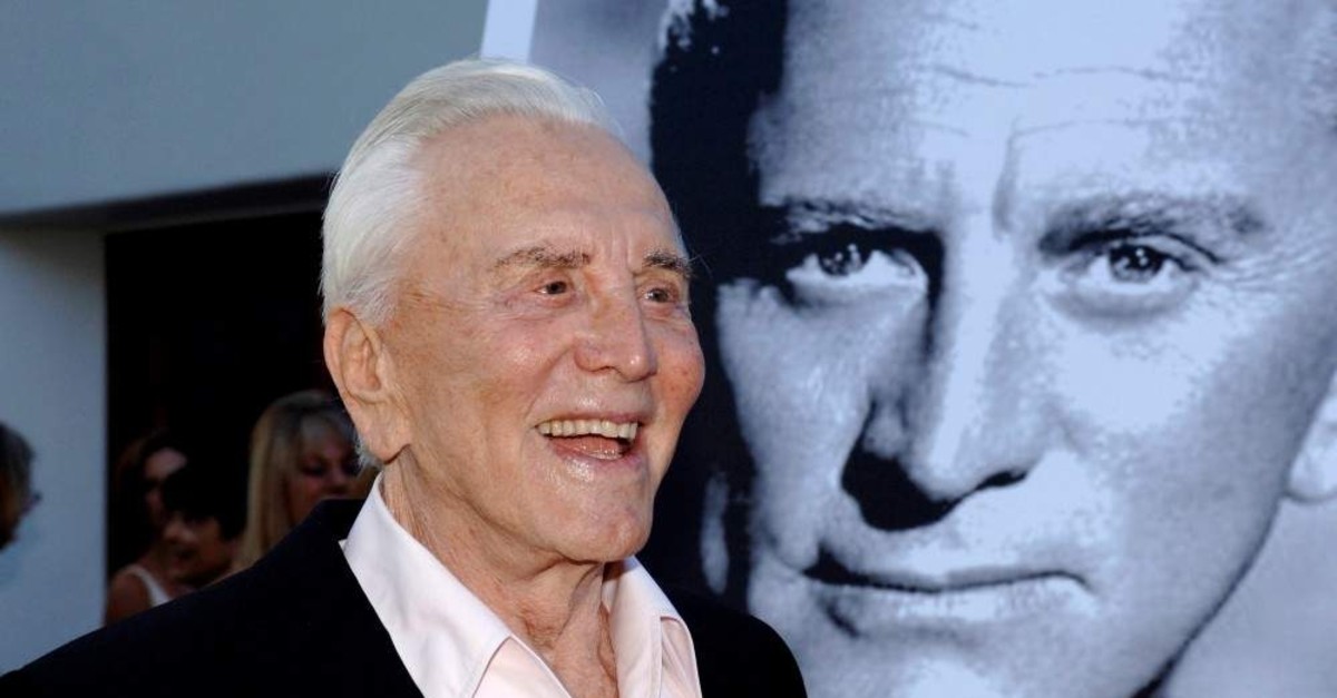 Actor Kirk Douglas arrives to receive an inaugural award for excellence in film presented by the Santa Barbara International Film Festival, July 30, 2006. (REUTERS Photo)
